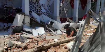 7.6 MAGNITUDE EARTHQUAKE STRIKES EASTERN INDONESIA, KILLING ONE AND CAUSING DAMAGE.
