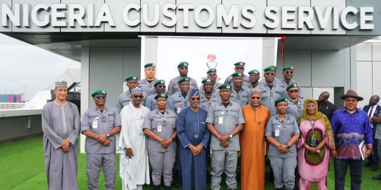 Customs Unveils Special Operations Against Vegetable Oil Smuggling to Protect Local Investments